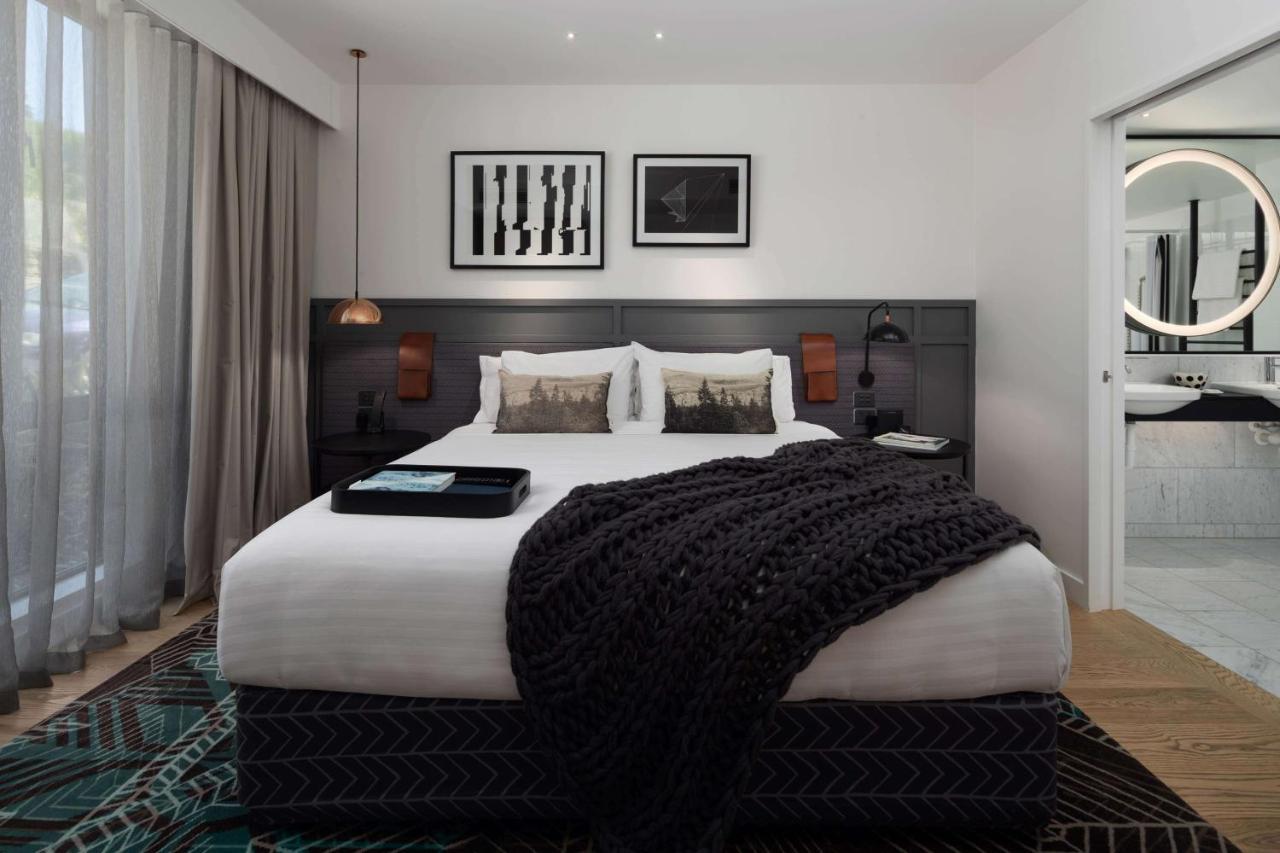 Qt Queenstown Exterior foto A bedroom at the hotel