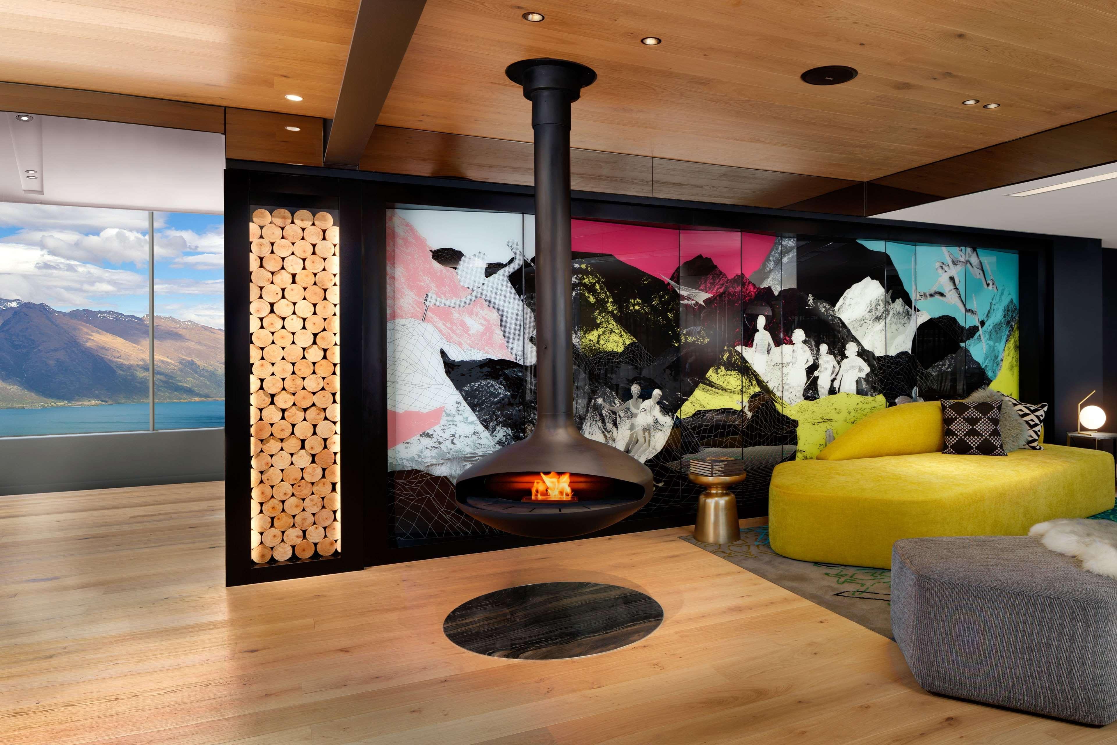 Qt Queenstown Exterior foto A suspended fireplace