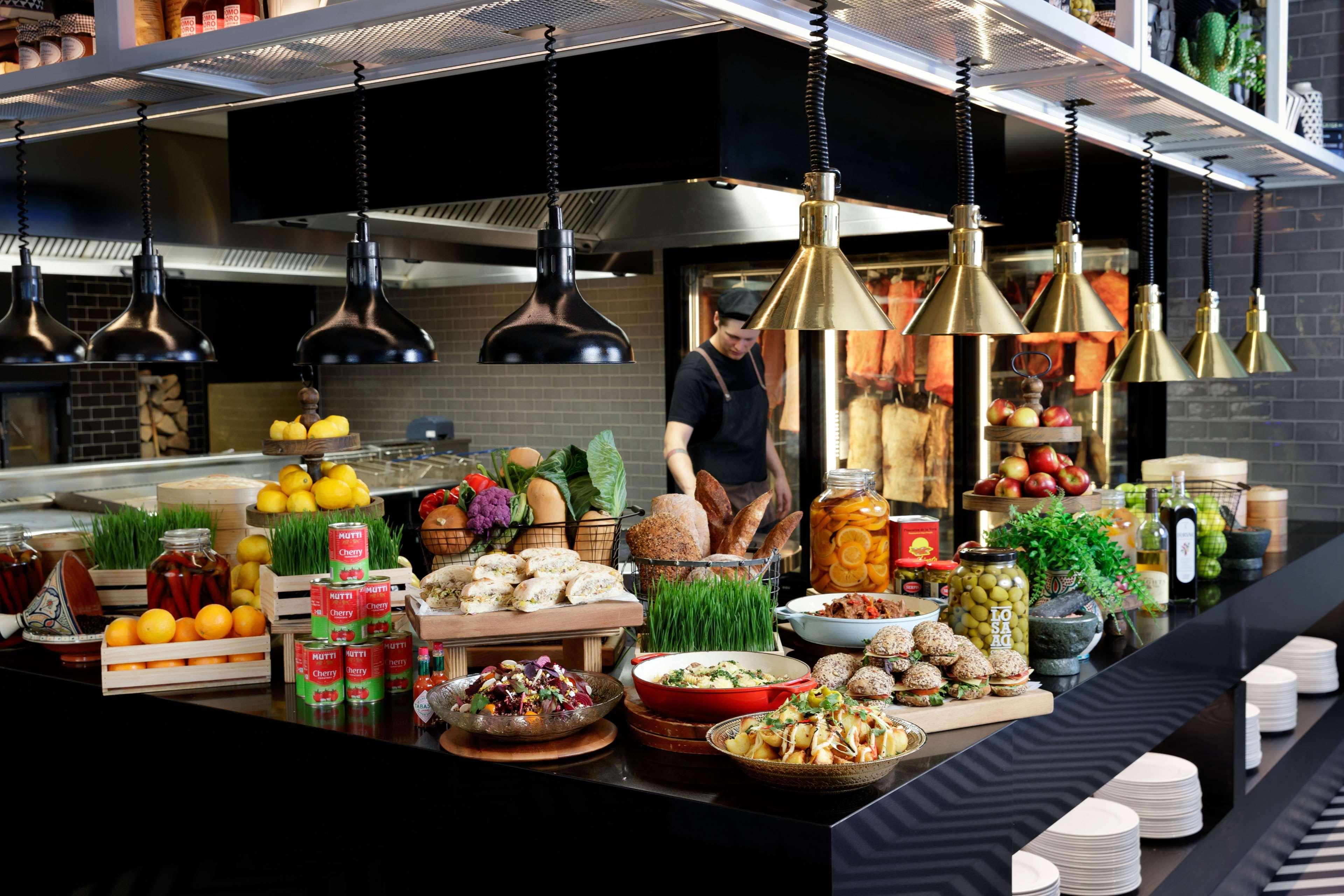 Qt Queenstown Exterior foto A buffet at a restaurant