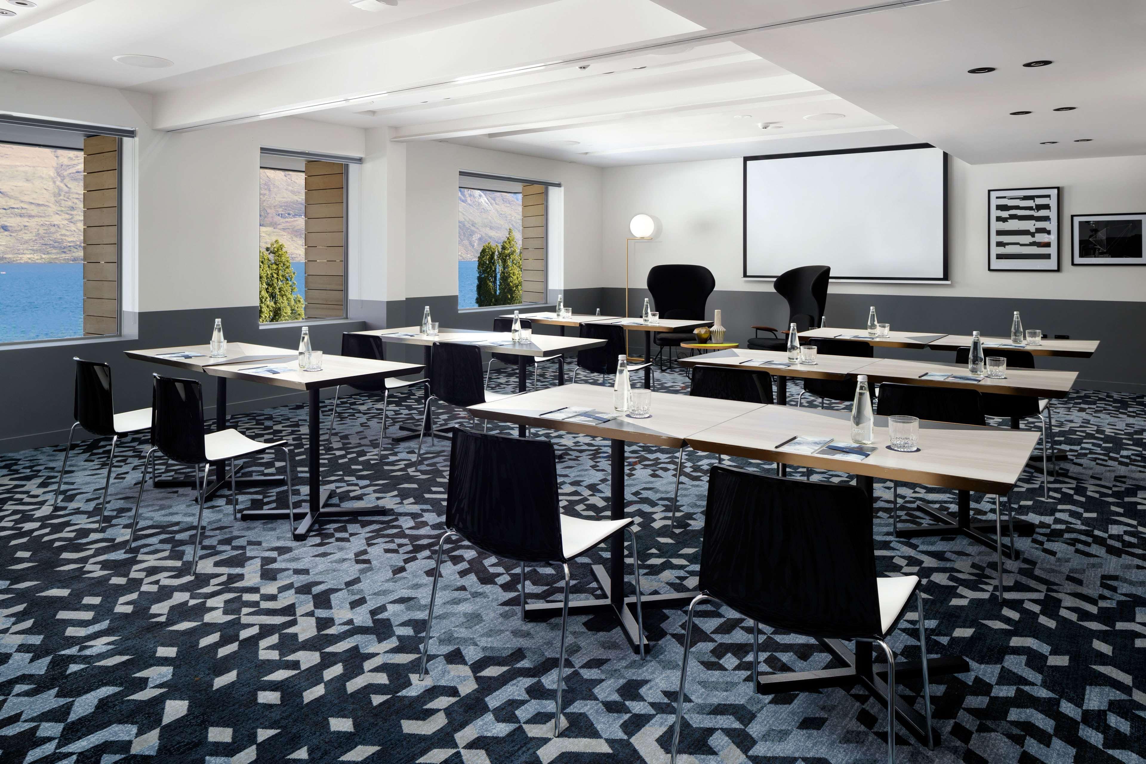 Qt Queenstown Exterior foto Meeting room